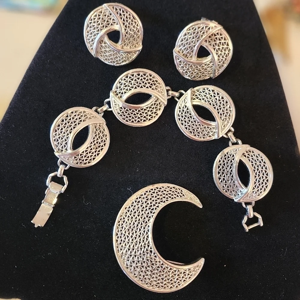 Vintage sarah coventry Silvertone Jewelry Set
